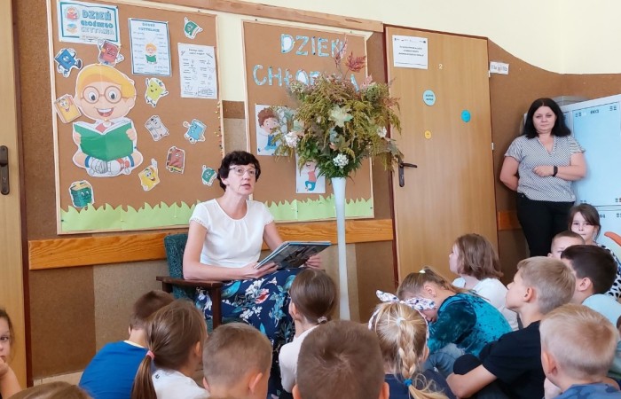 Nikomu chyba nie trzeba tłumaczyć jak ważne dla rozwoju dziecka jest czytanie. Doczekało się ono nawet swojego święta. Zaglądając do kalendarza możemy zobaczyć, że 29 września obchodzimy Ogólnopolski Dzień Głośnego Czytania. Data nie jest przypadkowa, ponieważ tego dnia urodziła się autorka książek dla dzieci i młodzieży- Janina Porazińska. My celebrowaliśmy ten wyjątkowy dzień z Panią Wicedyrektor Anettą Daszkowską, która zabrała nas w podróż w towarzystwie Bratka. Nasi uczniowie słuchali jego przygód z zaciekawieniem, odpowiadali nawet na pytania do wysłuchanego tekstu. Udało im się całkiem sporo zapamiętać. 
Dziękujemy Pani Wicedyrektor za poświęcony czas.
Zachęcamy rodziców młodszych uczniów do codziennego, wspólnego, głośnego czytania, a tych nieco starszych uczniów zapraszamy do częstego odwiedzania naszej szkolnej biblioteki. 