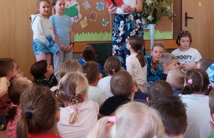 Nikomu chyba nie trzeba tłumaczyć jak ważne dla rozwoju dziecka jest czytanie. Doczekało się ono nawet swojego święta. Zaglądając do kalendarza możemy zobaczyć, że 29 września obchodzimy Ogólnopolski Dzień Głośnego Czytania. Data nie jest przypadkowa, ponieważ tego dnia urodziła się autorka książek dla dzieci i młodzieży- Janina Porazińska. My celebrowaliśmy ten wyjątkowy dzień z Panią Wicedyrektor Anettą Daszkowską, która zabrała nas w podróż w towarzystwie Bratka. Nasi uczniowie słuchali jego przygód z zaciekawieniem, odpowiadali nawet na pytania do wysłuchanego tekstu. Udało im się całkiem sporo zapamiętać. 
Dziękujemy Pani Wicedyrektor za poświęcony czas.
Zachęcamy rodziców młodszych uczniów do codziennego, wspólnego, głośnego czytania, a tych nieco starszych uczniów zapraszamy do częstego odwiedzania naszej szkolnej biblioteki. 