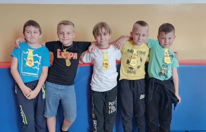 W tym roku nieco szybciej niż zazwyczaj, bo 29 września, uczniowie klas 1-3 obchodzili Dzień Chłopaka. Każda klasa stanęła na wysokości zadania, tak by wydarzenie to na długo zostało w pamięci chłopców. Oczywiście nie mogło zabraknąć życzeń, drobnych upominków i dobrej zabawy. 
Wszystkim małym dżentelmenom jeszcze raz składamy najserdeczniejsze życzenia z okazji ich święta :)
