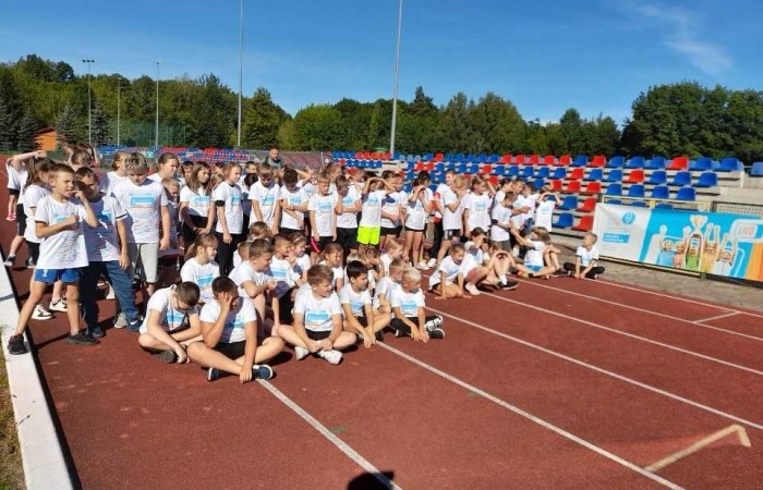 15 września uczniowie z klas III, pod opieką p. Iwony Antczak, wzięli udział w zawodach sportowych z cyklu „Zacznij od lekkiej”. Dzieci mogły sprawdzić się w konkurencjach biegowych, a także technicznych, tj. skok w dal i rzut piłeczką palantową. Na wszystkich uczestników czekały koszulki oraz pamiątkowe medale. Warto dodać, że 4 osoby które uzyskały najlepsze wyniki, zostały również nagrodzone pucharami. Mimo olbrzymiego wysiłku, nasi reprezentanci wrócili do szkoły pełni energii i radości. 