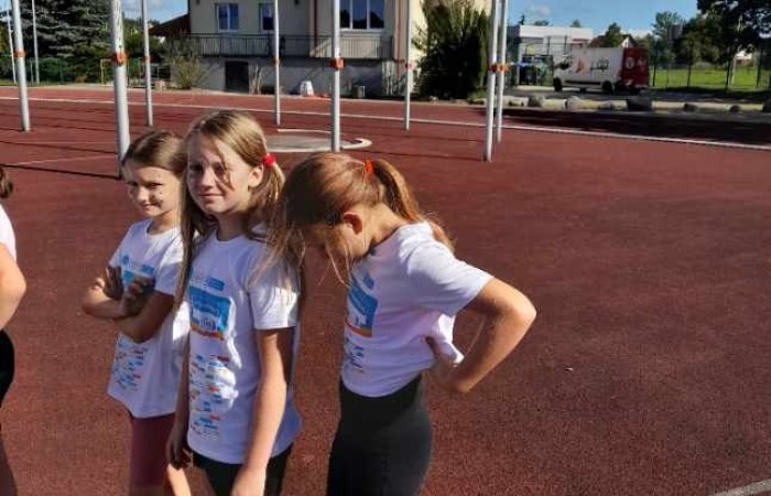 15 września uczniowie z klas III, pod opieką p. Iwony Antczak, wzięli udział w zawodach sportowych z cyklu „Zacznij od lekkiej”. Dzieci mogły sprawdzić się w konkurencjach biegowych, a także technicznych, tj. skok w dal i rzut piłeczką palantową. Na wszystkich uczestników czekały koszulki oraz pamiątkowe medale. Warto dodać, że 4 osoby które uzyskały najlepsze wyniki, zostały również nagrodzone pucharami. Mimo olbrzymiego wysiłku, nasi reprezentanci wrócili do szkoły pełni energii i radości. 