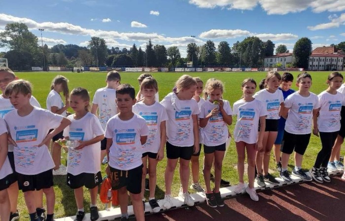 15 września uczniowie z klas III, pod opieką p. Iwony Antczak, wzięli udział w zawodach sportowych z cyklu „Zacznij od lekkiej”. Dzieci mogły sprawdzić się w konkurencjach biegowych, a także technicznych, tj. skok w dal i rzut piłeczką palantową. Na wszystkich uczestników czekały koszulki oraz pamiątkowe medale. Warto dodać, że 4 osoby które uzyskały najlepsze wyniki, zostały również nagrodzone pucharami. Mimo olbrzymiego wysiłku, nasi reprezentanci wrócili do szkoły pełni energii i radości. 