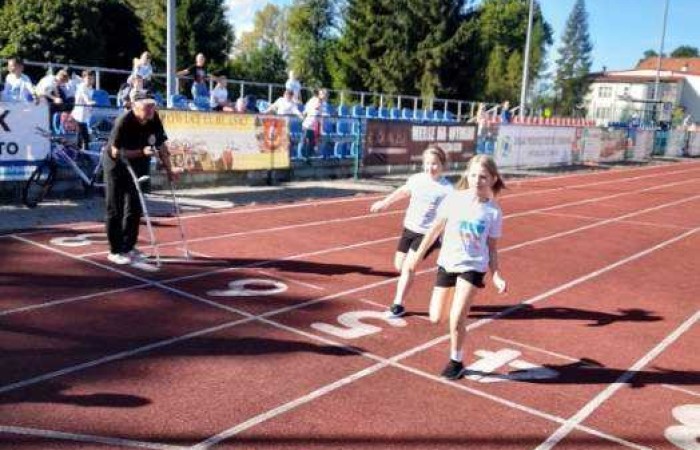 15 września uczniowie z klas III, pod opieką p. Iwony Antczak, wzięli udział w zawodach sportowych z cyklu „Zacznij od lekkiej”. Dzieci mogły sprawdzić się w konkurencjach biegowych, a także technicznych, tj. skok w dal i rzut piłeczką palantową. Na wszystkich uczestników czekały koszulki oraz pamiątkowe medale. Warto dodać, że 4 osoby które uzyskały najlepsze wyniki, zostały również nagrodzone pucharami. Mimo olbrzymiego wysiłku, nasi reprezentanci wrócili do szkoły pełni energii i radości. 