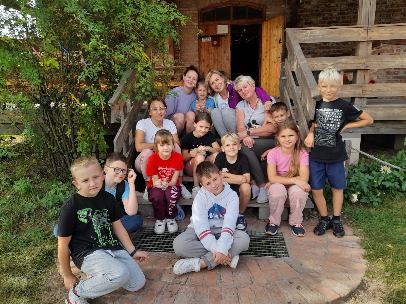 Na początku października uczniowie klas III, wraz z wychowawczyniami, wybrali się na wycieczkę do Kaczego Bagna- Miejsca Inicjatyw Pozytywnych. Na miejscu czekała na nich moc atrakcji zapewniona przez organizatorów. Dzieci uczestniczyły w warsztatach, które były niezwykle pouczające, a przy okazji sprawiły ich uczestnikom wiele frajdy, a także pozwoliły odnaleźć ukryte talenty. Warto dodać, że dla wielu osób było to pierwsze nocowanie bez rodziców, nawiasem mówiąc zdane na 6 :)
Nasi uczniowie z pewnością jeszcze nie raz powrócą do Kaczego Bagna, choćby myślami.