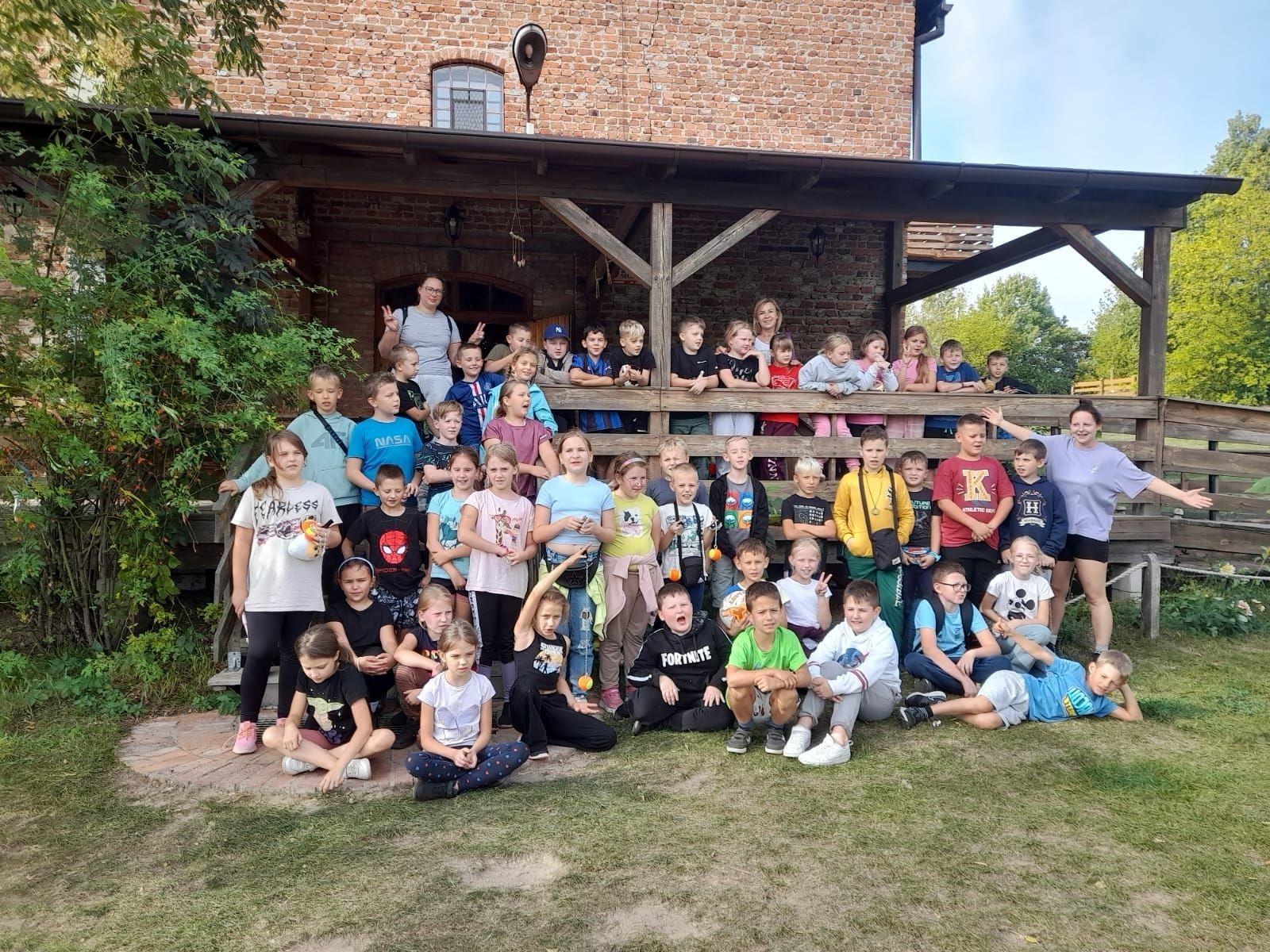 Na początku października uczniowie klas III, wraz z wychowawczyniami, wybrali się na wycieczkę do Kaczego Bagna- Miejsca Inicjatyw Pozytywnych. Na miejscu czekała na nich moc atrakcji zapewniona przez organizatorów. Dzieci uczestniczyły w warsztatach, które były niezwykle pouczające, a przy okazji sprawiły ich uczestnikom wiele frajdy, a także pozwoliły odnaleźć ukryte talenty. Warto dodać, że dla wielu osób było to pierwsze nocowanie bez rodziców, nawiasem mówiąc zdane na 6 :)
Nasi uczniowie z pewnością jeszcze nie raz powrócą do Kaczego Bagna, choćby myślami.