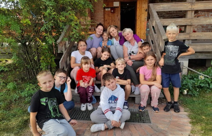 Na początku października uczniowie klas III, wraz z wychowawczyniami, wybrali się na wycieczkę do Kaczego Bagna- Miejsca Inicjatyw Pozytywnych. Na miejscu czekała na nich moc atrakcji zapewniona przez organizatorów. Dzieci uczestniczyły w warsztatach, które były niezwykle pouczające, a przy okazji sprawiły ich uczestnikom wiele frajdy, a także pozwoliły odnaleźć ukryte talenty. Warto dodać, że dla wielu osób było to pierwsze nocowanie bez rodziców, nawiasem mówiąc zdane na 6 :)
Nasi uczniowie z pewnością jeszcze nie raz powrócą do Kaczego Bagna, choćby myślami.