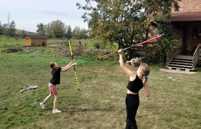 Na początku października uczniowie klas III, wraz z wychowawczyniami, wybrali się na wycieczkę do Kaczego Bagna- Miejsca Inicjatyw Pozytywnych. Na miejscu czekała na nich moc atrakcji zapewniona przez organizatorów. Dzieci uczestniczyły w warsztatach, które były niezwykle pouczające, a przy okazji sprawiły ich uczestnikom wiele frajdy, a także pozwoliły odnaleźć ukryte talenty. Warto dodać, że dla wielu osób było to pierwsze nocowanie bez rodziców, nawiasem mówiąc zdane na 6 :)
Nasi uczniowie z pewnością jeszcze nie raz powrócą do Kaczego Bagna, choćby myślami.