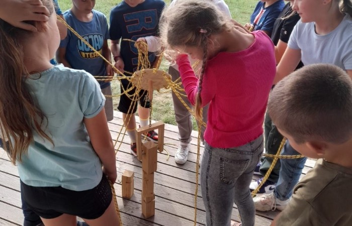Na początku października uczniowie klas III, wraz z wychowawczyniami, wybrali się na wycieczkę do Kaczego Bagna- Miejsca Inicjatyw Pozytywnych. Na miejscu czekała na nich moc atrakcji zapewniona przez organizatorów. Dzieci uczestniczyły w warsztatach, które były niezwykle pouczające, a przy okazji sprawiły ich uczestnikom wiele frajdy, a także pozwoliły odnaleźć ukryte talenty. Warto dodać, że dla wielu osób było to pierwsze nocowanie bez rodziców, nawiasem mówiąc zdane na 6 :)
Nasi uczniowie z pewnością jeszcze nie raz powrócą do Kaczego Bagna, choćby myślami.