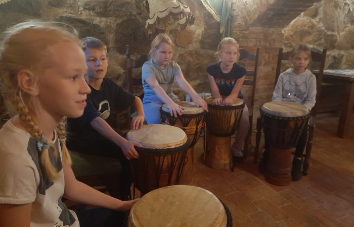 Na początku października uczniowie klas III, wraz z wychowawczyniami, wybrali się na wycieczkę do Kaczego Bagna- Miejsca Inicjatyw Pozytywnych. Na miejscu czekała na nich moc atrakcji zapewniona przez organizatorów. Dzieci uczestniczyły w warsztatach, które były niezwykle pouczające, a przy okazji sprawiły ich uczestnikom wiele frajdy, a także pozwoliły odnaleźć ukryte talenty. Warto dodać, że dla wielu osób było to pierwsze nocowanie bez rodziców, nawiasem mówiąc zdane na 6 :)
Nasi uczniowie z pewnością jeszcze nie raz powrócą do Kaczego Bagna, choćby myślami.