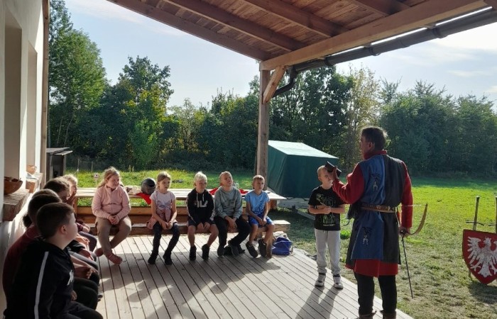 Na początku października uczniowie klas III, wraz z wychowawczyniami, wybrali się na wycieczkę do Kaczego Bagna- Miejsca Inicjatyw Pozytywnych. Na miejscu czekała na nich moc atrakcji zapewniona przez organizatorów. Dzieci uczestniczyły w warsztatach, które były niezwykle pouczające, a przy okazji sprawiły ich uczestnikom wiele frajdy, a także pozwoliły odnaleźć ukryte talenty. Warto dodać, że dla wielu osób było to pierwsze nocowanie bez rodziców, nawiasem mówiąc zdane na 6 :)
Nasi uczniowie z pewnością jeszcze nie raz powrócą do Kaczego Bagna, choćby myślami.