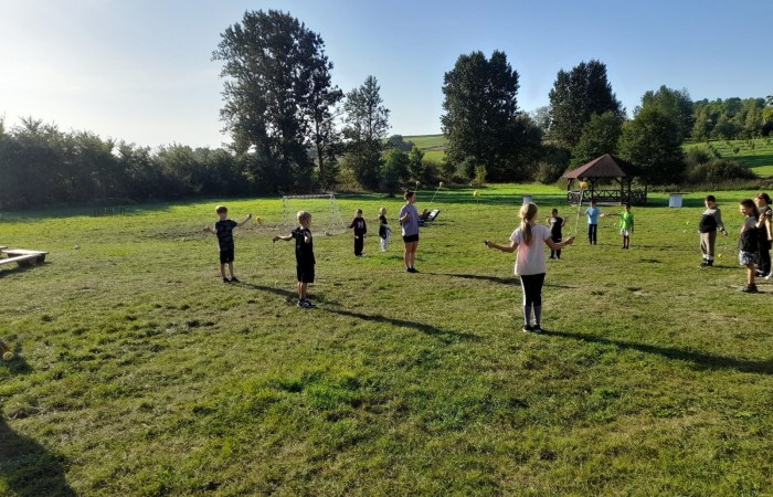 Na początku października uczniowie klas III, wraz z wychowawczyniami, wybrali się na wycieczkę do Kaczego Bagna- Miejsca Inicjatyw Pozytywnych. Na miejscu czekała na nich moc atrakcji zapewniona przez organizatorów. Dzieci uczestniczyły w warsztatach, które były niezwykle pouczające, a przy okazji sprawiły ich uczestnikom wiele frajdy, a także pozwoliły odnaleźć ukryte talenty. Warto dodać, że dla wielu osób było to pierwsze nocowanie bez rodziców, nawiasem mówiąc zdane na 6 :)
Nasi uczniowie z pewnością jeszcze nie raz powrócą do Kaczego Bagna, choćby myślami.