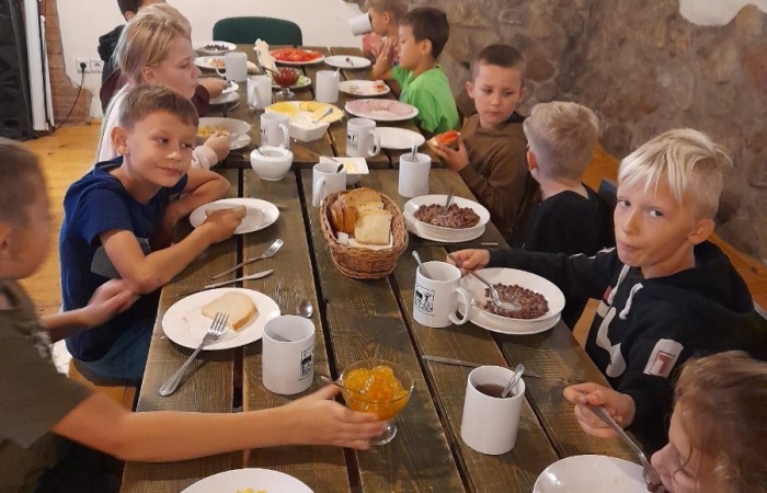 Na początku października uczniowie klas III, wraz z wychowawczyniami, wybrali się na wycieczkę do Kaczego Bagna- Miejsca Inicjatyw Pozytywnych. Na miejscu czekała na nich moc atrakcji zapewniona przez organizatorów. Dzieci uczestniczyły w warsztatach, które były niezwykle pouczające, a przy okazji sprawiły ich uczestnikom wiele frajdy, a także pozwoliły odnaleźć ukryte talenty. Warto dodać, że dla wielu osób było to pierwsze nocowanie bez rodziców, nawiasem mówiąc zdane na 6 :)
Nasi uczniowie z pewnością jeszcze nie raz powrócą do Kaczego Bagna, choćby myślami.