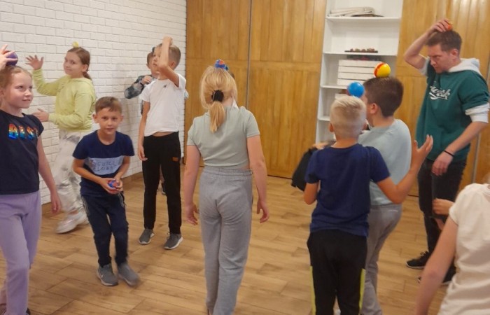 Na początku października uczniowie klas III, wraz z wychowawczyniami, wybrali się na wycieczkę do Kaczego Bagna- Miejsca Inicjatyw Pozytywnych. Na miejscu czekała na nich moc atrakcji zapewniona przez organizatorów. Dzieci uczestniczyły w warsztatach, które były niezwykle pouczające, a przy okazji sprawiły ich uczestnikom wiele frajdy, a także pozwoliły odnaleźć ukryte talenty. Warto dodać, że dla wielu osób było to pierwsze nocowanie bez rodziców, nawiasem mówiąc zdane na 6 :)
Nasi uczniowie z pewnością jeszcze nie raz powrócą do Kaczego Bagna, choćby myślami.