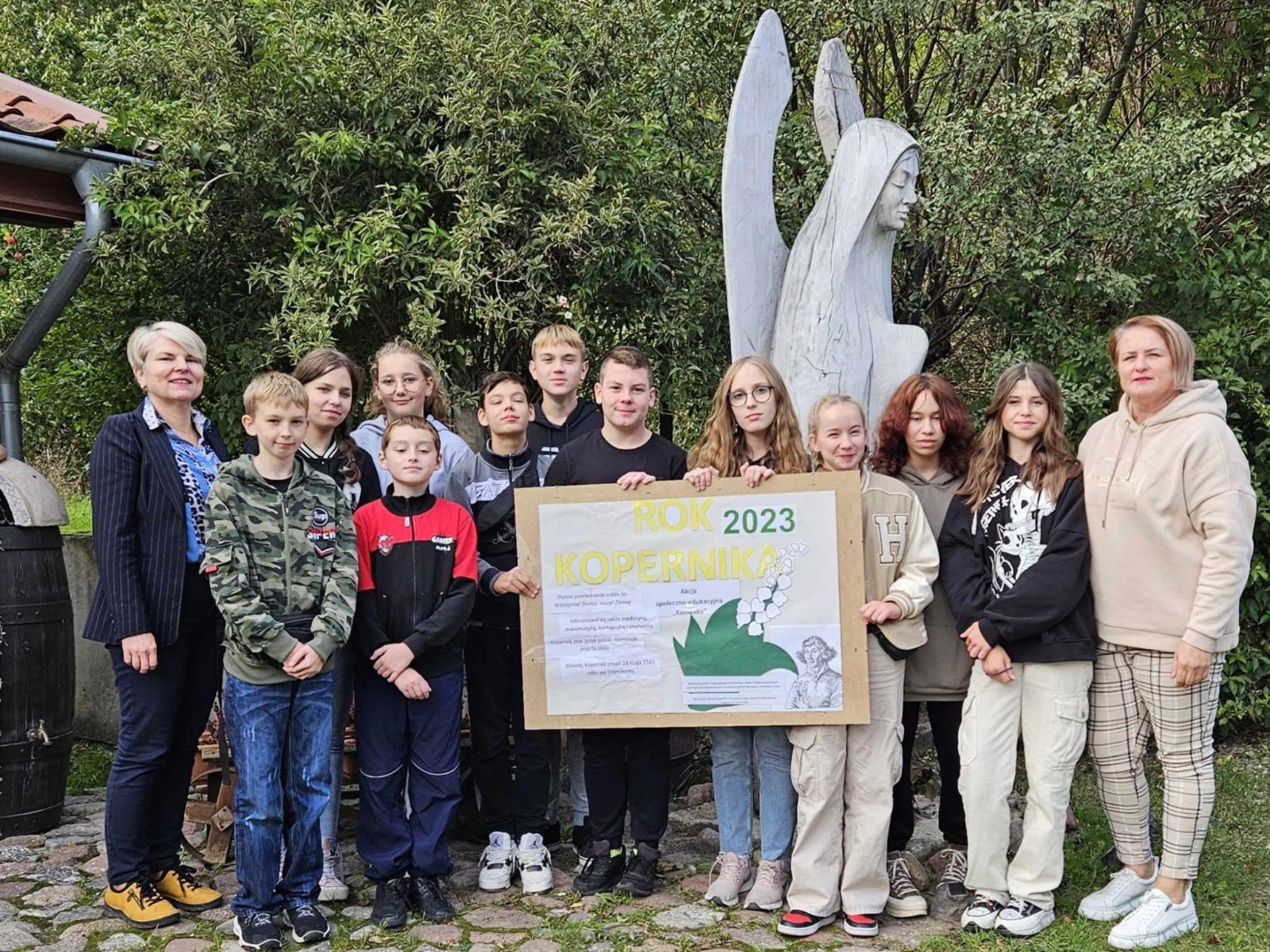 Obchody 550 rocznicy urodzin Kopernika obchodziliśmy w Aniołowie. W spotkaniu wzięli udział uczniowie z klasy 7a, nauczyciele i dyrektor szkoły, goście z Włoch i Francji wraz z opiekunami z Pasłęckiego Liceum oraz mieszkańcy Aniołowa. Wypiekaliśmy pierniki według średniowiecznego przepisu z miodem i licznymi ziołowymi dodatkami. Uczniowie z kl.7a wykonali karty pracy „Kopernik w centrum słońca”. Uroczystość zakończył pokaz grupy ognia „Angels in the fire”.Było to niesamowite podsumowanie Akcji społeczno-edukacyjnej 