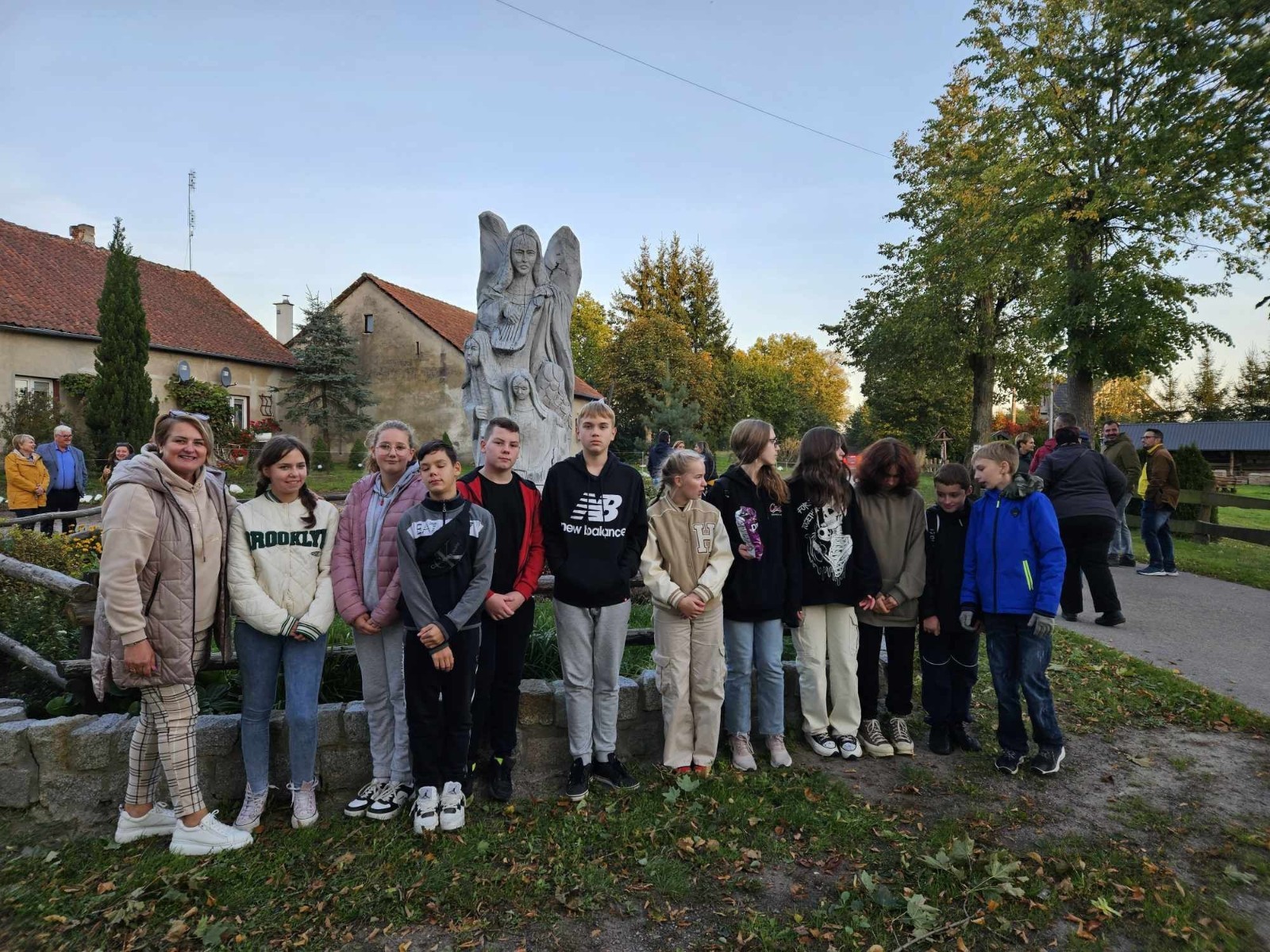 Obchody 550 rocznicy urodzin Kopernika obchodziliśmy w Aniołowie. W spotkaniu wzięli udział uczniowie z klasy 7a, nauczyciele i dyrektor szkoły, goście z Włoch i Francji wraz z opiekunami z Pasłęckiego Liceum oraz mieszkańcy Aniołowa. Wypiekaliśmy pierniki według średniowiecznego przepisu z miodem i licznymi ziołowymi dodatkami. Uczniowie z kl.7a wykonali karty pracy „Kopernik w centrum słońca”. Uroczystość zakończył pokaz grupy ognia „Angels in the fire”.Było to niesamowite podsumowanie Akcji społeczno-edukacyjnej 