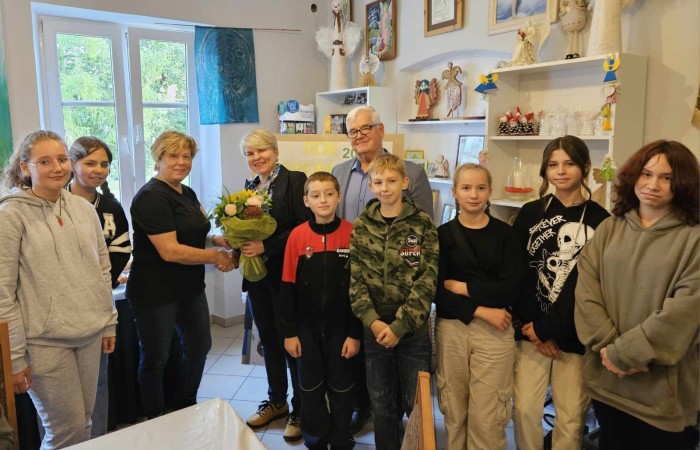 Obchody 550 rocznicy urodzin Kopernika obchodziliśmy w Aniołowie. W spotkaniu wzięli udział uczniowie z klasy 7a, nauczyciele i dyrektor szkoły, goście z Włoch i Francji wraz z opiekunami z Pasłęckiego Liceum oraz mieszkańcy Aniołowa. Wypiekaliśmy pierniki według średniowiecznego przepisu z miodem i licznymi ziołowymi dodatkami. Uczniowie z kl.7a wykonali karty pracy „Kopernik w centrum słońca”. Uroczystość zakończył pokaz grupy ognia „Angels in the fire”.Było to niesamowite podsumowanie Akcji społeczno-edukacyjnej 