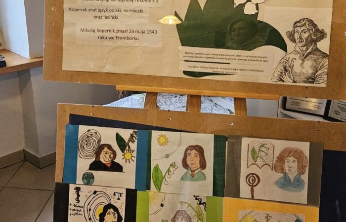 Obchody 550 rocznicy urodzin Kopernika obchodziliśmy w Aniołowie. W spotkaniu wzięli udział uczniowie z klasy 7a, nauczyciele i dyrektor szkoły, goście z Włoch i Francji wraz z opiekunami z Pasłęckiego Liceum oraz mieszkańcy Aniołowa. Wypiekaliśmy pierniki według średniowiecznego przepisu z miodem i licznymi ziołowymi dodatkami. Uczniowie z kl.7a wykonali karty pracy „Kopernik w centrum słońca”. Uroczystość zakończył pokaz grupy ognia „Angels in the fire”.Było to niesamowite podsumowanie Akcji społeczno-edukacyjnej 