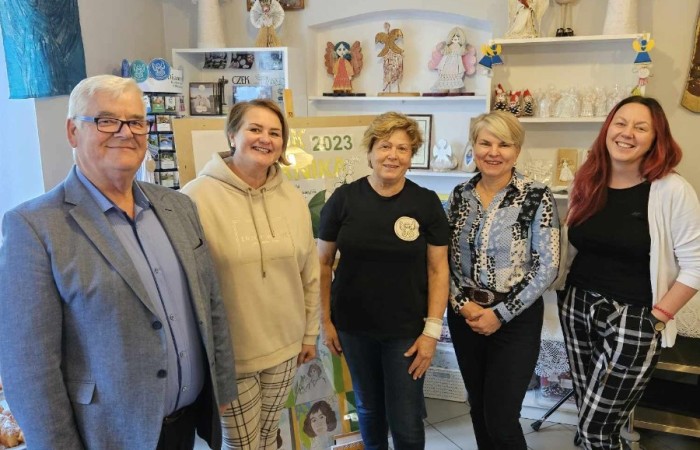 Obchody 550 rocznicy urodzin Kopernika obchodziliśmy w Aniołowie. W spotkaniu wzięli udział uczniowie z klasy 7a, nauczyciele i dyrektor szkoły, goście z Włoch i Francji wraz z opiekunami z Pasłęckiego Liceum oraz mieszkańcy Aniołowa. Wypiekaliśmy pierniki według średniowiecznego przepisu z miodem i licznymi ziołowymi dodatkami. Uczniowie z kl.7a wykonali karty pracy „Kopernik w centrum słońca”. Uroczystość zakończył pokaz grupy ognia „Angels in the fire”.Było to niesamowite podsumowanie Akcji społeczno-edukacyjnej 