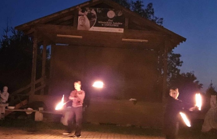 Obchody 550 rocznicy urodzin Kopernika obchodziliśmy w Aniołowie. W spotkaniu wzięli udział uczniowie z klasy 7a, nauczyciele i dyrektor szkoły, goście z Włoch i Francji wraz z opiekunami z Pasłęckiego Liceum oraz mieszkańcy Aniołowa. Wypiekaliśmy pierniki według średniowiecznego przepisu z miodem i licznymi ziołowymi dodatkami. Uczniowie z kl.7a wykonali karty pracy „Kopernik w centrum słońca”. Uroczystość zakończył pokaz grupy ognia „Angels in the fire”.Było to niesamowite podsumowanie Akcji społeczno-edukacyjnej 