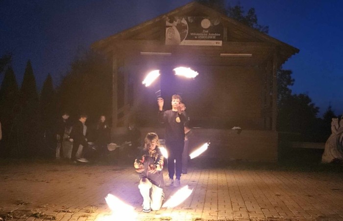 Obchody 550 rocznicy urodzin Kopernika obchodziliśmy w Aniołowie. W spotkaniu wzięli udział uczniowie z klasy 7a, nauczyciele i dyrektor szkoły, goście z Włoch i Francji wraz z opiekunami z Pasłęckiego Liceum oraz mieszkańcy Aniołowa. Wypiekaliśmy pierniki według średniowiecznego przepisu z miodem i licznymi ziołowymi dodatkami. Uczniowie z kl.7a wykonali karty pracy „Kopernik w centrum słońca”. Uroczystość zakończył pokaz grupy ognia „Angels in the fire”.Było to niesamowite podsumowanie Akcji społeczno-edukacyjnej 
