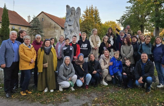 Obchody 550 rocznicy urodzin Kopernika obchodziliśmy w Aniołowie. W spotkaniu wzięli udział uczniowie z klasy 7a, nauczyciele i dyrektor szkoły, goście z Włoch i Francji wraz z opiekunami z Pasłęckiego Liceum oraz mieszkańcy Aniołowa. Wypiekaliśmy pierniki według średniowiecznego przepisu z miodem i licznymi ziołowymi dodatkami. Uczniowie z kl.7a wykonali karty pracy „Kopernik w centrum słońca”. Uroczystość zakończył pokaz grupy ognia „Angels in the fire”.Było to niesamowite podsumowanie Akcji społeczno-edukacyjnej 