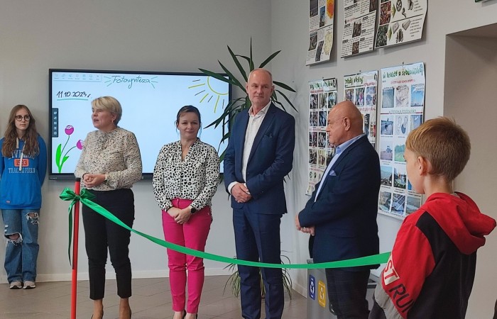 11 października 2023 r. w naszej szkole uroczyście otwarto ekopracownię - salę lekcyjną wraz z zapleczem, przeznaczoną do prowadzenia zajęć o charakterze przyrodniczo - ekologicznym oraz zajęć fizyki, chemii i biologii. W uroczystości udział wzięli zaproszeni goście: Wiceburmistrz Pasłęka Marek Sarnowski, kierownik Elbląskiego Centrum Edukacji Ekologicznej dr inź. Krzysztof Błaszczak oraz przewodnicząca Rady Rodziców - pani Anna Szymanek. Po powitaniu przez dyrektor szkoły Agnieszkę Cieklińską i przecięciu wstęgi goście mieli możliwość obserwowania zajęć z udziałem uczniów z kl.7a. Podopieczni nauczycielek chemii i fizyki, pani Doroty Andrzejewicz i pani Iwony Żabickiej wykonywali eksperymenty z wykorzystaniem pomocy dydaktycznych zakupionych w ramach projektu, związanych z OZE. Budowali m.in. baterię z owoców, minielektrownię wodną, układali z klocków model elektrowni wiatrowej oraz samochód napędzany energią słoneczną. 