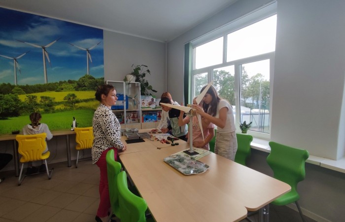 11 października 2023 r. w naszej szkole uroczyście otwarto ekopracownię - salę lekcyjną wraz z zapleczem, przeznaczoną do prowadzenia zajęć o charakterze przyrodniczo - ekologicznym oraz zajęć fizyki, chemii i biologii. W uroczystości udział wzięli zaproszeni goście: Wiceburmistrz Pasłęka Marek Sarnowski, kierownik Elbląskiego Centrum Edukacji Ekologicznej dr inź. Krzysztof Błaszczak oraz przewodnicząca Rady Rodziców - pani Anna Szymanek. Po powitaniu przez dyrektor szkoły Agnieszkę Cieklińską i przecięciu wstęgi goście mieli możliwość obserwowania zajęć z udziałem uczniów z kl.7a. Podopieczni nauczycielek chemii i fizyki, pani Doroty Andrzejewicz i pani Iwony Żabickiej wykonywali eksperymenty z wykorzystaniem pomocy dydaktycznych zakupionych w ramach projektu, związanych z OZE. Budowali m.in. baterię z owoców, minielektrownię wodną, układali z klocków model elektrowni wiatrowej oraz samochód napędzany energią słoneczną. 