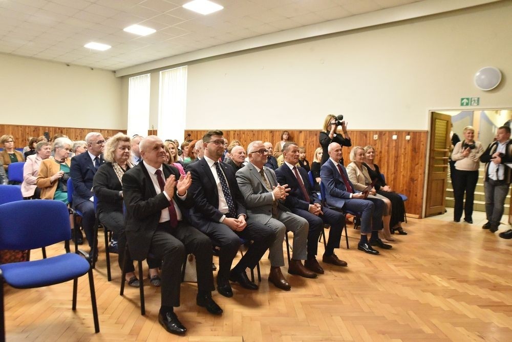 20 października świętowaliśmy Jubileusz 60-lecia Szkoły Podstawowej nr 2 w Pasłęku. Był to dla nas szczególny dzień, czas, w którym w symboliczny sposób przenieśliśmy się do chwili powstania naszej szkoły. Cieszymy się bardzo, że tak ważne dla nas wydarzenie swą obecnością uświetnili: minister Andrzej Śliwka - podsekretarz stanu w Ministerstwie Aktywów Państwowych, Burmistrz Pasłęka Pan Wiesław Śniecikowski, Przewodniczący Rady Miejskiej w Pasłęku Pan Marian Matuszczak, Starosta Powiatu Elbląskiego Pan Maciej Romanowski, wiceburmistrz Pan Marek Sarnowski, dyrektorzy i przedstawiciele instytucji oświatowych, służb mundurowych, działacze stowarzyszeń i związków zawodowych, emeryci oraz liczni absolwenci Szkoły Podstawowej nr 2 w Pasłęku.
Obchody jubileuszu rozpoczęliśmy od posadzenia drzewka przed pomnikiem patrona, Władysława Broniewskiego i przecięcia wstęgi na ławeczce upamiętniającej tę wyjątkową rocznicę. Następnie, już w auli, głos zabrała Pani Dyrektor Agnieszka Cieklińska, dzięki której wspomnienia związane z historią szkoły na nowo odżyły w pamięci zebranych. W pięknych słowach usłyszeliśmy o początkach szkoły, przypomnieliśmy sobie losy ludzi z nią związanych, ich sukcesy i zmagania, dzięki którym my dzisiaj możemy być częścią wyjątkowego miejsca, tak mocno wpisującego się w historię naszego miasta.