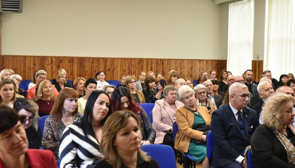 20 października świętowaliśmy Jubileusz 60-lecia Szkoły Podstawowej nr 2 w Pasłęku. Był to dla nas szczególny dzień, czas, w którym w symboliczny sposób przenieśliśmy się do chwili powstania naszej szkoły. Cieszymy się bardzo, że tak ważne dla nas wydarzenie swą obecnością uświetnili: minister Andrzej Śliwka - podsekretarz stanu w Ministerstwie Aktywów Państwowych, Burmistrz Pasłęka Pan Wiesław Śniecikowski, Przewodniczący Rady Miejskiej w Pasłęku Pan Marian Matuszczak, Starosta Powiatu Elbląskiego Pan Maciej Romanowski, wiceburmistrz Pan Marek Sarnowski, dyrektorzy i przedstawiciele instytucji oświatowych, służb mundurowych, działacze stowarzyszeń i związków zawodowych, emeryci oraz liczni absolwenci Szkoły Podstawowej nr 2 w Pasłęku.
Obchody jubileuszu rozpoczęliśmy od posadzenia drzewka przed pomnikiem patrona, Władysława Broniewskiego i przecięcia wstęgi na ławeczce upamiętniającej tę wyjątkową rocznicę. Następnie, już w auli, głos zabrała Pani Dyrektor Agnieszka Cieklińska, dzięki której wspomnienia związane z historią szkoły na nowo odżyły w pamięci zebranych. W pięknych słowach usłyszeliśmy o początkach szkoły, przypomnieliśmy sobie losy ludzi z nią związanych, ich sukcesy i zmagania, dzięki którym my dzisiaj możemy być częścią wyjątkowego miejsca, tak mocno wpisującego się w historię naszego miasta.
