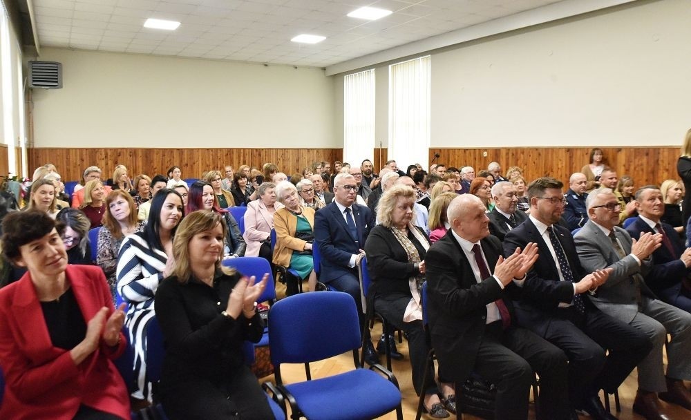 20 października świętowaliśmy Jubileusz 60-lecia Szkoły Podstawowej nr 2 w Pasłęku. Był to dla nas szczególny dzień, czas, w którym w symboliczny sposób przenieśliśmy się do chwili powstania naszej szkoły. Cieszymy się bardzo, że tak ważne dla nas wydarzenie swą obecnością uświetnili: minister Andrzej Śliwka - podsekretarz stanu w Ministerstwie Aktywów Państwowych, Burmistrz Pasłęka Pan Wiesław Śniecikowski, Przewodniczący Rady Miejskiej w Pasłęku Pan Marian Matuszczak, Starosta Powiatu Elbląskiego Pan Maciej Romanowski, wiceburmistrz Pan Marek Sarnowski, dyrektorzy i przedstawiciele instytucji oświatowych, służb mundurowych, działacze stowarzyszeń i związków zawodowych, emeryci oraz liczni absolwenci Szkoły Podstawowej nr 2 w Pasłęku.
Obchody jubileuszu rozpoczęliśmy od posadzenia drzewka przed pomnikiem patrona, Władysława Broniewskiego i przecięcia wstęgi na ławeczce upamiętniającej tę wyjątkową rocznicę. Następnie, już w auli, głos zabrała Pani Dyrektor Agnieszka Cieklińska, dzięki której wspomnienia związane z historią szkoły na nowo odżyły w pamięci zebranych. W pięknych słowach usłyszeliśmy o początkach szkoły, przypomnieliśmy sobie losy ludzi z nią związanych, ich sukcesy i zmagania, dzięki którym my dzisiaj możemy być częścią wyjątkowego miejsca, tak mocno wpisującego się w historię naszego miasta.