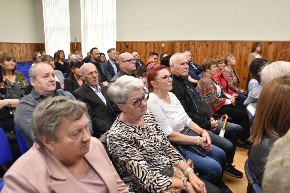 20 października świętowaliśmy Jubileusz 60-lecia Szkoły Podstawowej nr 2 w Pasłęku. Był to dla nas szczególny dzień, czas, w którym w symboliczny sposób przenieśliśmy się do chwili powstania naszej szkoły. Cieszymy się bardzo, że tak ważne dla nas wydarzenie swą obecnością uświetnili: minister Andrzej Śliwka - podsekretarz stanu w Ministerstwie Aktywów Państwowych, Burmistrz Pasłęka Pan Wiesław Śniecikowski, Przewodniczący Rady Miejskiej w Pasłęku Pan Marian Matuszczak, Starosta Powiatu Elbląskiego Pan Maciej Romanowski, wiceburmistrz Pan Marek Sarnowski, dyrektorzy i przedstawiciele instytucji oświatowych, służb mundurowych, działacze stowarzyszeń i związków zawodowych, emeryci oraz liczni absolwenci Szkoły Podstawowej nr 2 w Pasłęku.
Obchody jubileuszu rozpoczęliśmy od posadzenia drzewka przed pomnikiem patrona, Władysława Broniewskiego i przecięcia wstęgi na ławeczce upamiętniającej tę wyjątkową rocznicę. Następnie, już w auli, głos zabrała Pani Dyrektor Agnieszka Cieklińska, dzięki której wspomnienia związane z historią szkoły na nowo odżyły w pamięci zebranych. W pięknych słowach usłyszeliśmy o początkach szkoły, przypomnieliśmy sobie losy ludzi z nią związanych, ich sukcesy i zmagania, dzięki którym my dzisiaj możemy być częścią wyjątkowego miejsca, tak mocno wpisującego się w historię naszego miasta.