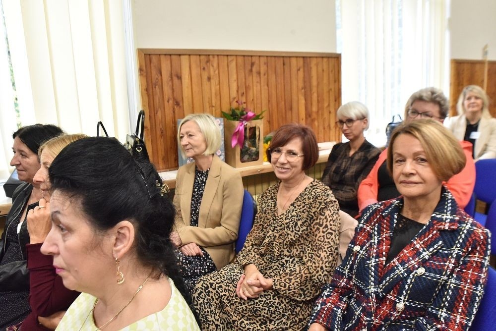20 października świętowaliśmy Jubileusz 60-lecia Szkoły Podstawowej nr 2 w Pasłęku. Był to dla nas szczególny dzień, czas, w którym w symboliczny sposób przenieśliśmy się do chwili powstania naszej szkoły. Cieszymy się bardzo, że tak ważne dla nas wydarzenie swą obecnością uświetnili: minister Andrzej Śliwka - podsekretarz stanu w Ministerstwie Aktywów Państwowych, Burmistrz Pasłęka Pan Wiesław Śniecikowski, Przewodniczący Rady Miejskiej w Pasłęku Pan Marian Matuszczak, Starosta Powiatu Elbląskiego Pan Maciej Romanowski, wiceburmistrz Pan Marek Sarnowski, dyrektorzy i przedstawiciele instytucji oświatowych, służb mundurowych, działacze stowarzyszeń i związków zawodowych, emeryci oraz liczni absolwenci Szkoły Podstawowej nr 2 w Pasłęku.
Obchody jubileuszu rozpoczęliśmy od posadzenia drzewka przed pomnikiem patrona, Władysława Broniewskiego i przecięcia wstęgi na ławeczce upamiętniającej tę wyjątkową rocznicę. Następnie, już w auli, głos zabrała Pani Dyrektor Agnieszka Cieklińska, dzięki której wspomnienia związane z historią szkoły na nowo odżyły w pamięci zebranych. W pięknych słowach usłyszeliśmy o początkach szkoły, przypomnieliśmy sobie losy ludzi z nią związanych, ich sukcesy i zmagania, dzięki którym my dzisiaj możemy być częścią wyjątkowego miejsca, tak mocno wpisującego się w historię naszego miasta.