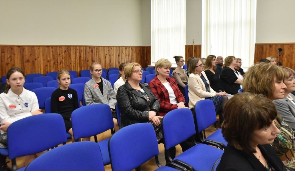 20 października świętowaliśmy Jubileusz 60-lecia Szkoły Podstawowej nr 2 w Pasłęku. Był to dla nas szczególny dzień, czas, w którym w symboliczny sposób przenieśliśmy się do chwili powstania naszej szkoły. Cieszymy się bardzo, że tak ważne dla nas wydarzenie swą obecnością uświetnili: minister Andrzej Śliwka - podsekretarz stanu w Ministerstwie Aktywów Państwowych, Burmistrz Pasłęka Pan Wiesław Śniecikowski, Przewodniczący Rady Miejskiej w Pasłęku Pan Marian Matuszczak, Starosta Powiatu Elbląskiego Pan Maciej Romanowski, wiceburmistrz Pan Marek Sarnowski, dyrektorzy i przedstawiciele instytucji oświatowych, służb mundurowych, działacze stowarzyszeń i związków zawodowych, emeryci oraz liczni absolwenci Szkoły Podstawowej nr 2 w Pasłęku.
Obchody jubileuszu rozpoczęliśmy od posadzenia drzewka przed pomnikiem patrona, Władysława Broniewskiego i przecięcia wstęgi na ławeczce upamiętniającej tę wyjątkową rocznicę. Następnie, już w auli, głos zabrała Pani Dyrektor Agnieszka Cieklińska, dzięki której wspomnienia związane z historią szkoły na nowo odżyły w pamięci zebranych. W pięknych słowach usłyszeliśmy o początkach szkoły, przypomnieliśmy sobie losy ludzi z nią związanych, ich sukcesy i zmagania, dzięki którym my dzisiaj możemy być częścią wyjątkowego miejsca, tak mocno wpisującego się w historię naszego miasta.