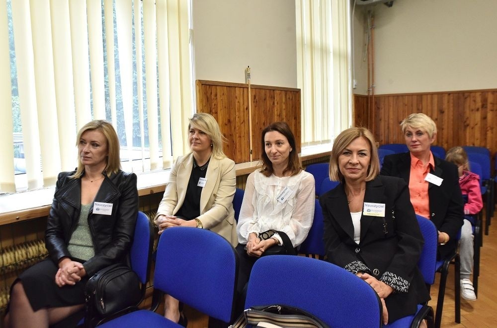 20 października świętowaliśmy Jubileusz 60-lecia Szkoły Podstawowej nr 2 w Pasłęku. Był to dla nas szczególny dzień, czas, w którym w symboliczny sposób przenieśliśmy się do chwili powstania naszej szkoły. Cieszymy się bardzo, że tak ważne dla nas wydarzenie swą obecnością uświetnili: minister Andrzej Śliwka - podsekretarz stanu w Ministerstwie Aktywów Państwowych, Burmistrz Pasłęka Pan Wiesław Śniecikowski, Przewodniczący Rady Miejskiej w Pasłęku Pan Marian Matuszczak, Starosta Powiatu Elbląskiego Pan Maciej Romanowski, wiceburmistrz Pan Marek Sarnowski, dyrektorzy i przedstawiciele instytucji oświatowych, służb mundurowych, działacze stowarzyszeń i związków zawodowych, emeryci oraz liczni absolwenci Szkoły Podstawowej nr 2 w Pasłęku.
Obchody jubileuszu rozpoczęliśmy od posadzenia drzewka przed pomnikiem patrona, Władysława Broniewskiego i przecięcia wstęgi na ławeczce upamiętniającej tę wyjątkową rocznicę. Następnie, już w auli, głos zabrała Pani Dyrektor Agnieszka Cieklińska, dzięki której wspomnienia związane z historią szkoły na nowo odżyły w pamięci zebranych. W pięknych słowach usłyszeliśmy o początkach szkoły, przypomnieliśmy sobie losy ludzi z nią związanych, ich sukcesy i zmagania, dzięki którym my dzisiaj możemy być częścią wyjątkowego miejsca, tak mocno wpisującego się w historię naszego miasta.
