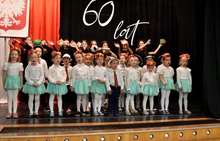 Zmagania młodych artystów uświetnił występ szkolnego zespołu wokalnego pod kierunkiem Pani Iwony Matukiewicz oraz piosenka zaśpiewana przez najmłodszych - przedszkolaków. 