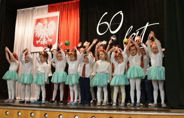 Zmagania młodych artystów uświetnił występ szkolnego zespołu wokalnego pod kierunkiem Pani Iwony Matukiewicz oraz piosenka zaśpiewana przez najmłodszych - przedszkolaków. 