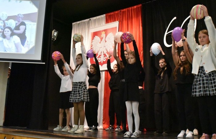 Losy naszej “Dwójki” ukazali również uczniowie w przygotowanej przez nich części artystycznej pod kierunkiem Pani Danuty Szczesnej. Nasi młodzi artyści w humorystycznych scenkach przenieśli nas, m.in. do czasów dyscypliny, ukazując zwyczaje szkoły, przedsięwzięcia jakim była dobudowa szkolnej stołówki z oddziałami przedszkolnymi oraz trudnego okresu w życiu nas wszystkich – pandemii. Zwieńczeniem przedstawienia stała się prezentacja multimedialna przygotowana przez Panią Marzenę Szymańską, ukazująca między innymi kadrę obecnych pedagogów oraz pracowników administracji i obsługi naszej szkoły.