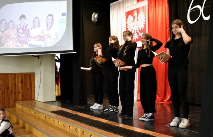 Losy naszej “Dwójki” ukazali również uczniowie w przygotowanej przez nich części artystycznej pod kierunkiem Pani Danuty Szczesnej. Nasi młodzi artyści w humorystycznych scenkach przenieśli nas, m.in. do czasów dyscypliny, ukazując zwyczaje szkoły, przedsięwzięcia jakim była dobudowa szkolnej stołówki z oddziałami przedszkolnymi oraz trudnego okresu w życiu nas wszystkich – pandemii. Zwieńczeniem przedstawienia stała się prezentacja multimedialna przygotowana przez Panią Marzenę Szymańską, ukazująca między innymi kadrę obecnych pedagogów oraz pracowników administracji i obsługi naszej szkoły.