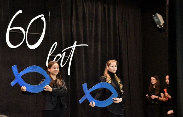 Losy naszej “Dwójki” ukazali również uczniowie w przygotowanej przez nich części artystycznej pod kierunkiem Pani Danuty Szczesnej. Nasi młodzi artyści w humorystycznych scenkach przenieśli nas, m.in. do czasów dyscypliny, ukazując zwyczaje szkoły, przedsięwzięcia jakim była dobudowa szkolnej stołówki z oddziałami przedszkolnymi oraz trudnego okresu w życiu nas wszystkich – pandemii. Zwieńczeniem przedstawienia stała się prezentacja multimedialna przygotowana przez Panią Marzenę Szymańską, ukazująca między innymi kadrę obecnych pedagogów oraz pracowników administracji i obsługi naszej szkoły.