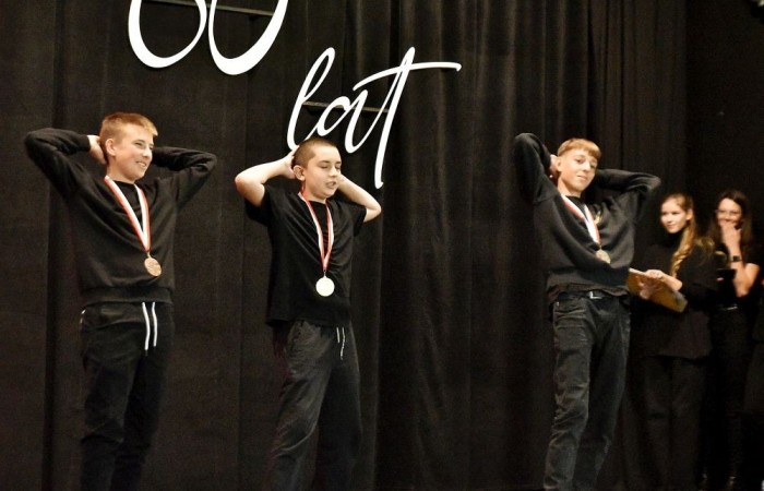 Losy naszej “Dwójki” ukazali również uczniowie w przygotowanej przez nich części artystycznej pod kierunkiem Pani Danuty Szczesnej. Nasi młodzi artyści w humorystycznych scenkach przenieśli nas, m.in. do czasów dyscypliny, ukazując zwyczaje szkoły, przedsięwzięcia jakim była dobudowa szkolnej stołówki z oddziałami przedszkolnymi oraz trudnego okresu w życiu nas wszystkich – pandemii. Zwieńczeniem przedstawienia stała się prezentacja multimedialna przygotowana przez Panią Marzenę Szymańską, ukazująca między innymi kadrę obecnych pedagogów oraz pracowników administracji i obsługi naszej szkoły.