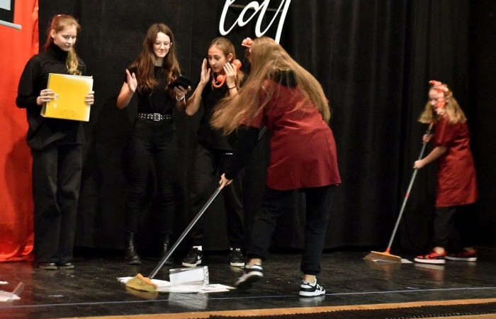 Losy naszej “Dwójki” ukazali również uczniowie w przygotowanej przez nich części artystycznej pod kierunkiem Pani Danuty Szczesnej. Nasi młodzi artyści w humorystycznych scenkach przenieśli nas, m.in. do czasów dyscypliny, ukazując zwyczaje szkoły, przedsięwzięcia jakim była dobudowa szkolnej stołówki z oddziałami przedszkolnymi oraz trudnego okresu w życiu nas wszystkich – pandemii. Zwieńczeniem przedstawienia stała się prezentacja multimedialna przygotowana przez Panią Marzenę Szymańską, ukazująca między innymi kadrę obecnych pedagogów oraz pracowników administracji i obsługi naszej szkoły.