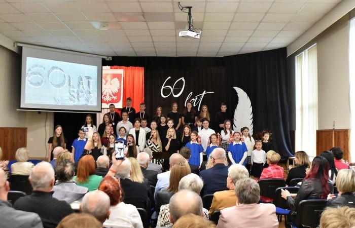 Losy naszej “Dwójki” ukazali również uczniowie w przygotowanej przez nich części artystycznej pod kierunkiem Pani Danuty Szczesnej. Nasi młodzi artyści w humorystycznych scenkach przenieśli nas, m.in. do czasów dyscypliny, ukazując zwyczaje szkoły, przedsięwzięcia jakim była dobudowa szkolnej stołówki z oddziałami przedszkolnymi oraz trudnego okresu w życiu nas wszystkich – pandemii. Zwieńczeniem przedstawienia stała się prezentacja multimedialna przygotowana przez Panią Marzenę Szymańską, ukazująca między innymi kadrę obecnych pedagogów oraz pracowników administracji i obsługi naszej szkoły.