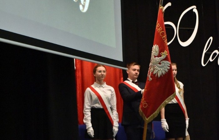 20 października świętowaliśmy Jubileusz 60-lecia Szkoły Podstawowej nr 2 w Pasłęku. Był to dla nas szczególny dzień, czas, w którym w symboliczny sposób przenieśliśmy się do chwili powstania naszej szkoły. Cieszymy się bardzo, że tak ważne dla nas wydarzenie swą obecnością uświetnili: minister Andrzej Śliwka - podsekretarz stanu w Ministerstwie Aktywów Państwowych, Burmistrz Pasłęka Pan Wiesław Śniecikowski, Przewodniczący Rady Miejskiej w Pasłęku Pan Marian Matuszczak, Starosta Powiatu Elbląskiego Pan Maciej Romanowski, wiceburmistrz Pan Marek Sarnowski, dyrektorzy i przedstawiciele instytucji oświatowych, służb mundurowych, działacze stowarzyszeń i związków zawodowych, emeryci oraz liczni absolwenci Szkoły Podstawowej nr 2 w Pasłęku.
Obchody jubileuszu rozpoczęliśmy od posadzenia drzewka przed pomnikiem patrona, Władysława Broniewskiego i przecięcia wstęgi na ławeczce upamiętniającej tę wyjątkową rocznicę. Następnie, już w auli, głos zabrała Pani Dyrektor Agnieszka Cieklińska, dzięki której wspomnienia związane z historią szkoły na nowo odżyły w pamięci zebranych. W pięknych słowach usłyszeliśmy o początkach szkoły, przypomnieliśmy sobie losy ludzi z nią związanych, ich sukcesy i zmagania, dzięki którym my dzisiaj możemy być częścią wyjątkowego miejsca, tak mocno wpisującego się w historię naszego miasta.