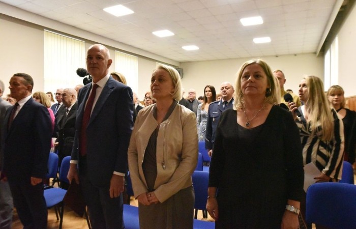 20 października świętowaliśmy Jubileusz 60-lecia Szkoły Podstawowej nr 2 w Pasłęku. Był to dla nas szczególny dzień, czas, w którym w symboliczny sposób przenieśliśmy się do chwili powstania naszej szkoły. Cieszymy się bardzo, że tak ważne dla nas wydarzenie swą obecnością uświetnili: minister Andrzej Śliwka - podsekretarz stanu w Ministerstwie Aktywów Państwowych, Burmistrz Pasłęka Pan Wiesław Śniecikowski, Przewodniczący Rady Miejskiej w Pasłęku Pan Marian Matuszczak, Starosta Powiatu Elbląskiego Pan Maciej Romanowski, wiceburmistrz Pan Marek Sarnowski, dyrektorzy i przedstawiciele instytucji oświatowych, służb mundurowych, działacze stowarzyszeń i związków zawodowych, emeryci oraz liczni absolwenci Szkoły Podstawowej nr 2 w Pasłęku.
Obchody jubileuszu rozpoczęliśmy od posadzenia drzewka przed pomnikiem patrona, Władysława Broniewskiego i przecięcia wstęgi na ławeczce upamiętniającej tę wyjątkową rocznicę. Następnie, już w auli, głos zabrała Pani Dyrektor Agnieszka Cieklińska, dzięki której wspomnienia związane z historią szkoły na nowo odżyły w pamięci zebranych. W pięknych słowach usłyszeliśmy o początkach szkoły, przypomnieliśmy sobie losy ludzi z nią związanych, ich sukcesy i zmagania, dzięki którym my dzisiaj możemy być częścią wyjątkowego miejsca, tak mocno wpisującego się w historię naszego miasta.