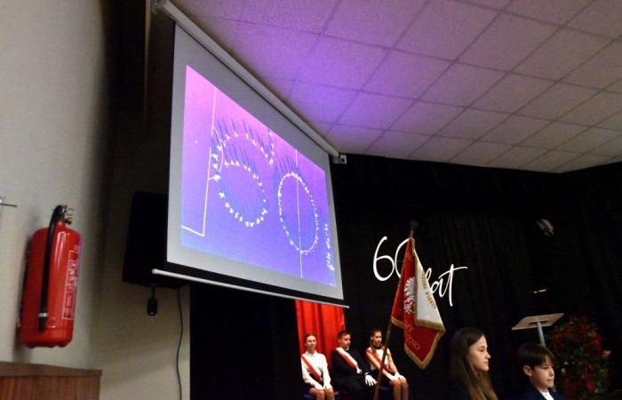 20 października świętowaliśmy Jubileusz 60-lecia Szkoły Podstawowej nr 2 w Pasłęku. Był to dla nas szczególny dzień, czas, w którym w symboliczny sposób przenieśliśmy się do chwili powstania naszej szkoły. Cieszymy się bardzo, że tak ważne dla nas wydarzenie swą obecnością uświetnili: minister Andrzej Śliwka - podsekretarz stanu w Ministerstwie Aktywów Państwowych, Burmistrz Pasłęka Pan Wiesław Śniecikowski, Przewodniczący Rady Miejskiej w Pasłęku Pan Marian Matuszczak, Starosta Powiatu Elbląskiego Pan Maciej Romanowski, wiceburmistrz Pan Marek Sarnowski, dyrektorzy i przedstawiciele instytucji oświatowych, służb mundurowych, działacze stowarzyszeń i związków zawodowych, emeryci oraz liczni absolwenci Szkoły Podstawowej nr 2 w Pasłęku.
Obchody jubileuszu rozpoczęliśmy od posadzenia drzewka przed pomnikiem patrona, Władysława Broniewskiego i przecięcia wstęgi na ławeczce upamiętniającej tę wyjątkową rocznicę. Następnie, już w auli, głos zabrała Pani Dyrektor Agnieszka Cieklińska, dzięki której wspomnienia związane z historią szkoły na nowo odżyły w pamięci zebranych. W pięknych słowach usłyszeliśmy o początkach szkoły, przypomnieliśmy sobie losy ludzi z nią związanych, ich sukcesy i zmagania, dzięki którym my dzisiaj możemy być częścią wyjątkowego miejsca, tak mocno wpisującego się w historię naszego miasta.