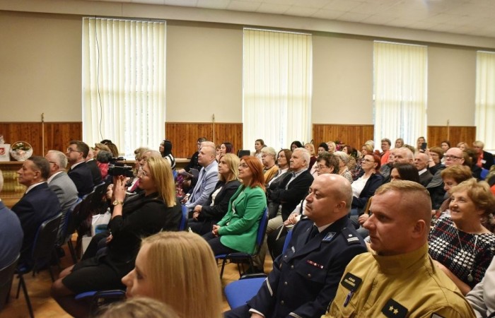 20 października świętowaliśmy Jubileusz 60-lecia Szkoły Podstawowej nr 2 w Pasłęku. Był to dla nas szczególny dzień, czas, w którym w symboliczny sposób przenieśliśmy się do chwili powstania naszej szkoły. Cieszymy się bardzo, że tak ważne dla nas wydarzenie swą obecnością uświetnili: minister Andrzej Śliwka - podsekretarz stanu w Ministerstwie Aktywów Państwowych, Burmistrz Pasłęka Pan Wiesław Śniecikowski, Przewodniczący Rady Miejskiej w Pasłęku Pan Marian Matuszczak, Starosta Powiatu Elbląskiego Pan Maciej Romanowski, wiceburmistrz Pan Marek Sarnowski, dyrektorzy i przedstawiciele instytucji oświatowych, służb mundurowych, działacze stowarzyszeń i związków zawodowych, emeryci oraz liczni absolwenci Szkoły Podstawowej nr 2 w Pasłęku.
Obchody jubileuszu rozpoczęliśmy od posadzenia drzewka przed pomnikiem patrona, Władysława Broniewskiego i przecięcia wstęgi na ławeczce upamiętniającej tę wyjątkową rocznicę. Następnie, już w auli, głos zabrała Pani Dyrektor Agnieszka Cieklińska, dzięki której wspomnienia związane z historią szkoły na nowo odżyły w pamięci zebranych. W pięknych słowach usłyszeliśmy o początkach szkoły, przypomnieliśmy sobie losy ludzi z nią związanych, ich sukcesy i zmagania, dzięki którym my dzisiaj możemy być częścią wyjątkowego miejsca, tak mocno wpisującego się w historię naszego miasta.