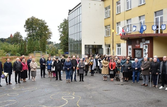20 października świętowaliśmy Jubileusz 60-lecia Szkoły Podstawowej nr 2 w Pasłęku. Był to dla nas szczególny dzień, czas, w którym w symboliczny sposób przenieśliśmy się do chwili powstania naszej szkoły. Cieszymy się bardzo, że tak ważne dla nas wydarzenie swą obecnością uświetnili: minister Andrzej Śliwka - podsekretarz stanu w Ministerstwie Aktywów Państwowych, Burmistrz Pasłęka Pan Wiesław Śniecikowski, Przewodniczący Rady Miejskiej w Pasłęku Pan Marian Matuszczak, Starosta Powiatu Elbląskiego Pan Maciej Romanowski, wiceburmistrz Pan Marek Sarnowski, dyrektorzy i przedstawiciele instytucji oświatowych, służb mundurowych, działacze stowarzyszeń i związków zawodowych, emeryci oraz liczni absolwenci Szkoły Podstawowej nr 2 w Pasłęku.
Obchody jubileuszu rozpoczęliśmy od posadzenia drzewka przed pomnikiem patrona, Władysława Broniewskiego i przecięcia wstęgi na ławeczce upamiętniającej tę wyjątkową rocznicę. Następnie, już w auli, głos zabrała Pani Dyrektor Agnieszka Cieklińska, dzięki której wspomnienia związane z historią szkoły na nowo odżyły w pamięci zebranych. W pięknych słowach usłyszeliśmy o początkach szkoły, przypomnieliśmy sobie losy ludzi z nią związanych, ich sukcesy i zmagania, dzięki którym my dzisiaj możemy być częścią wyjątkowego miejsca, tak mocno wpisującego się w historię naszego miasta.