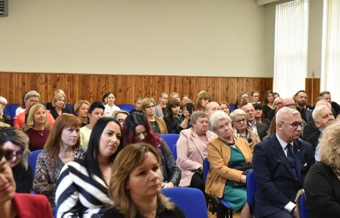 20 października świętowaliśmy Jubileusz 60-lecia Szkoły Podstawowej nr 2 w Pasłęku. Był to dla nas szczególny dzień, czas, w którym w symboliczny sposób przenieśliśmy się do chwili powstania naszej szkoły. Cieszymy się bardzo, że tak ważne dla nas wydarzenie swą obecnością uświetnili: minister Andrzej Śliwka - podsekretarz stanu w Ministerstwie Aktywów Państwowych, Burmistrz Pasłęka Pan Wiesław Śniecikowski, Przewodniczący Rady Miejskiej w Pasłęku Pan Marian Matuszczak, Starosta Powiatu Elbląskiego Pan Maciej Romanowski, wiceburmistrz Pan Marek Sarnowski, dyrektorzy i przedstawiciele instytucji oświatowych, służb mundurowych, działacze stowarzyszeń i związków zawodowych, emeryci oraz liczni absolwenci Szkoły Podstawowej nr 2 w Pasłęku.
Obchody jubileuszu rozpoczęliśmy od posadzenia drzewka przed pomnikiem patrona, Władysława Broniewskiego i przecięcia wstęgi na ławeczce upamiętniającej tę wyjątkową rocznicę. Następnie, już w auli, głos zabrała Pani Dyrektor Agnieszka Cieklińska, dzięki której wspomnienia związane z historią szkoły na nowo odżyły w pamięci zebranych. W pięknych słowach usłyszeliśmy o początkach szkoły, przypomnieliśmy sobie losy ludzi z nią związanych, ich sukcesy i zmagania, dzięki którym my dzisiaj możemy być częścią wyjątkowego miejsca, tak mocno wpisującego się w historię naszego miasta.