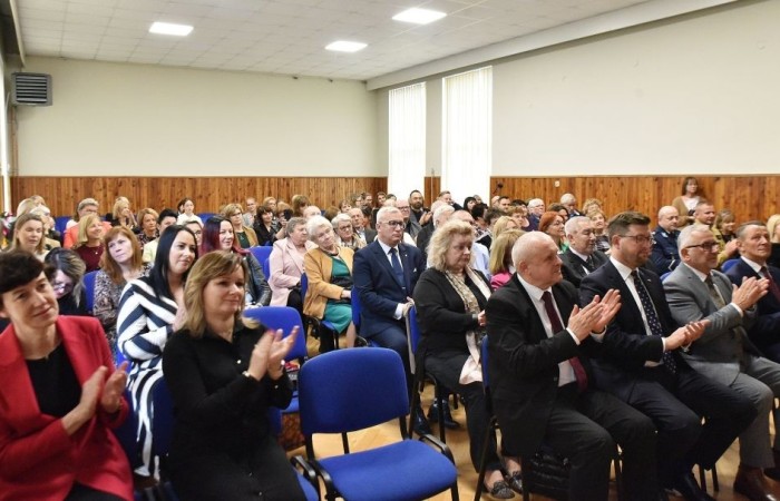 20 października świętowaliśmy Jubileusz 60-lecia Szkoły Podstawowej nr 2 w Pasłęku. Był to dla nas szczególny dzień, czas, w którym w symboliczny sposób przenieśliśmy się do chwili powstania naszej szkoły. Cieszymy się bardzo, że tak ważne dla nas wydarzenie swą obecnością uświetnili: minister Andrzej Śliwka - podsekretarz stanu w Ministerstwie Aktywów Państwowych, Burmistrz Pasłęka Pan Wiesław Śniecikowski, Przewodniczący Rady Miejskiej w Pasłęku Pan Marian Matuszczak, Starosta Powiatu Elbląskiego Pan Maciej Romanowski, wiceburmistrz Pan Marek Sarnowski, dyrektorzy i przedstawiciele instytucji oświatowych, służb mundurowych, działacze stowarzyszeń i związków zawodowych, emeryci oraz liczni absolwenci Szkoły Podstawowej nr 2 w Pasłęku.
Obchody jubileuszu rozpoczęliśmy od posadzenia drzewka przed pomnikiem patrona, Władysława Broniewskiego i przecięcia wstęgi na ławeczce upamiętniającej tę wyjątkową rocznicę. Następnie, już w auli, głos zabrała Pani Dyrektor Agnieszka Cieklińska, dzięki której wspomnienia związane z historią szkoły na nowo odżyły w pamięci zebranych. W pięknych słowach usłyszeliśmy o początkach szkoły, przypomnieliśmy sobie losy ludzi z nią związanych, ich sukcesy i zmagania, dzięki którym my dzisiaj możemy być częścią wyjątkowego miejsca, tak mocno wpisującego się w historię naszego miasta.