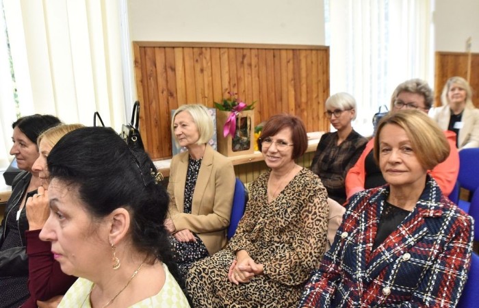 20 października świętowaliśmy Jubileusz 60-lecia Szkoły Podstawowej nr 2 w Pasłęku. Był to dla nas szczególny dzień, czas, w którym w symboliczny sposób przenieśliśmy się do chwili powstania naszej szkoły. Cieszymy się bardzo, że tak ważne dla nas wydarzenie swą obecnością uświetnili: minister Andrzej Śliwka - podsekretarz stanu w Ministerstwie Aktywów Państwowych, Burmistrz Pasłęka Pan Wiesław Śniecikowski, Przewodniczący Rady Miejskiej w Pasłęku Pan Marian Matuszczak, Starosta Powiatu Elbląskiego Pan Maciej Romanowski, wiceburmistrz Pan Marek Sarnowski, dyrektorzy i przedstawiciele instytucji oświatowych, służb mundurowych, działacze stowarzyszeń i związków zawodowych, emeryci oraz liczni absolwenci Szkoły Podstawowej nr 2 w Pasłęku.
Obchody jubileuszu rozpoczęliśmy od posadzenia drzewka przed pomnikiem patrona, Władysława Broniewskiego i przecięcia wstęgi na ławeczce upamiętniającej tę wyjątkową rocznicę. Następnie, już w auli, głos zabrała Pani Dyrektor Agnieszka Cieklińska, dzięki której wspomnienia związane z historią szkoły na nowo odżyły w pamięci zebranych. W pięknych słowach usłyszeliśmy o początkach szkoły, przypomnieliśmy sobie losy ludzi z nią związanych, ich sukcesy i zmagania, dzięki którym my dzisiaj możemy być częścią wyjątkowego miejsca, tak mocno wpisującego się w historię naszego miasta.